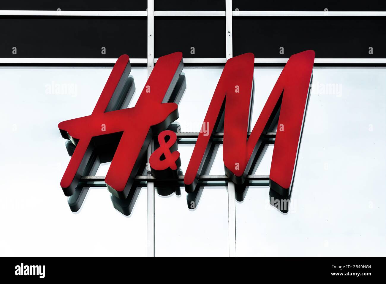 Negozio H & M; H & M Hennes & Mauritz AB (H&M), una multinazionale svedese di abbigliamento al dettaglio, esiste in 55 paesi e dal 2013 ha impiegato circa 1 Foto Stock