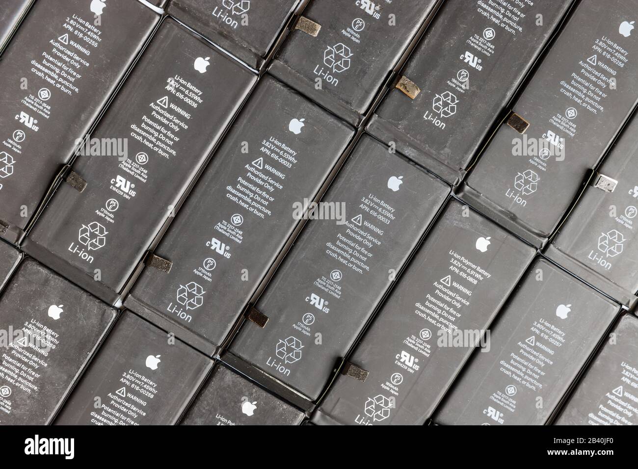 San Pietroburgo, Russia - 2 dicembre 2019: Primo piano di fila batterie Ai Polimeri di ioni di litio usate da Apple iPhone per la preparazione al riciclaggio Foto Stock