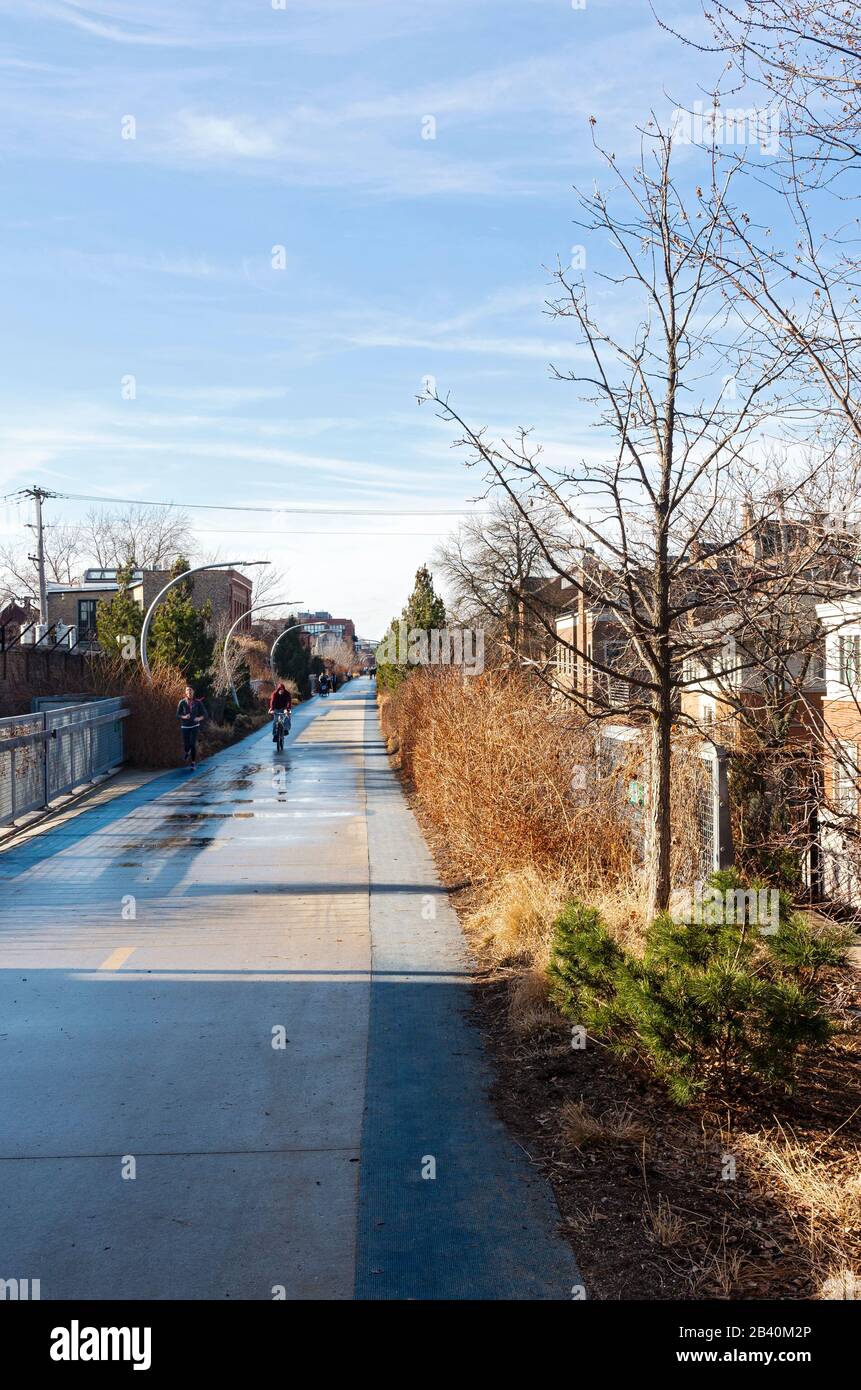 Chicago, il/USA - lungo il Bloomingdale Trail, una passerella sopraelevata convertita da una vecchia linea ferroviaria, ora una greenway che accoglie ciclisti e escursionisti. Foto Stock