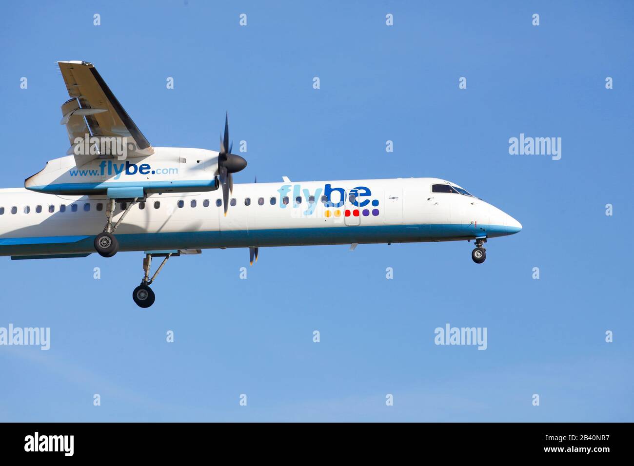 Un bombardier Flybe che effettua un atterraggio all'Aeroporto Internazionale di Leeds Bradford. Foto Stock