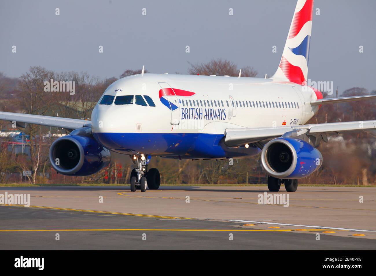 Un British Airways Airbus A319 tassando all'Aeroporto Internazionale di Leeds Bradford Foto Stock