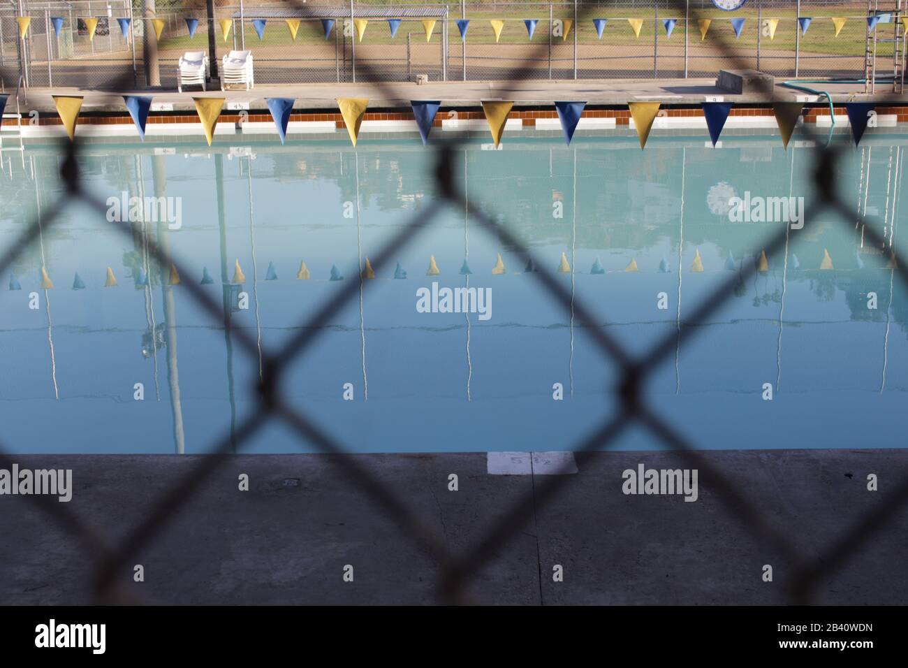 Piscina vuota piena d'acqua. Foto Stock