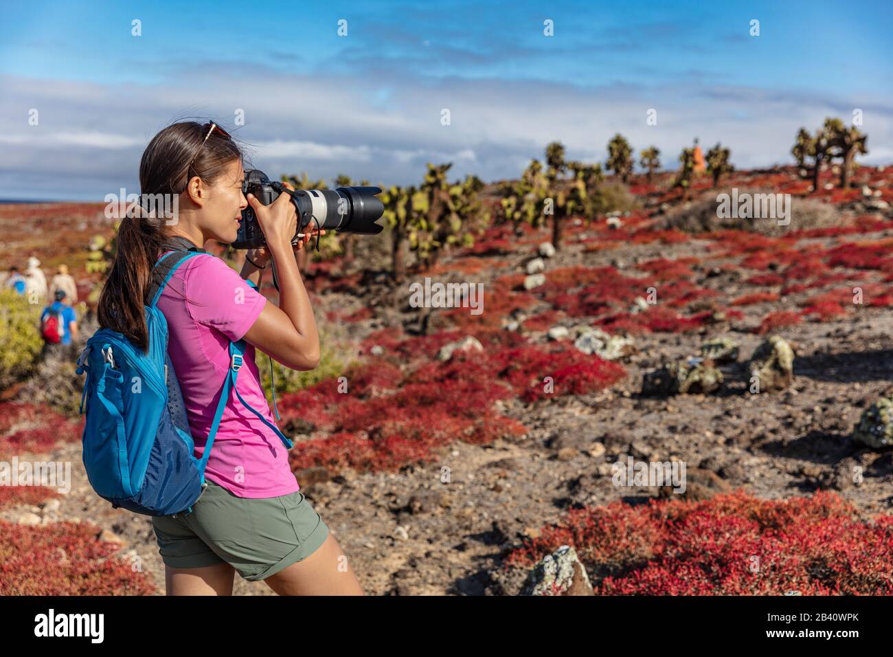 Galapagos turista fotografare fauna selvatica, paesaggi e animali sul Nord Seymour, Isole Galapagos. Incredibili animali e fauna selvatica durante le vacanze in nave Galapagos crociera viaggio Foto Stock