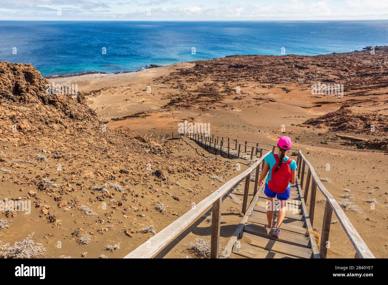 Galapagos escursioni turistiche godendo della famosa isola Bartolome. Viaggio vacanza avventura donna in escursione al punto panoramico e sito visitatore di paesaggio. Foto Stock