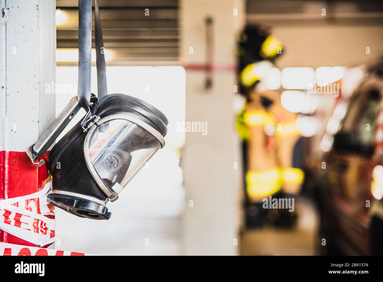 Maschera professionale per la respirazione in ambienti contaminati da fumo da vigili del fuoco. Foto Stock