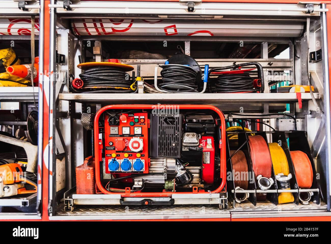 Materiale di emergenza di un autocarro antincendio, con gruppo elettrogeno  e tubi flessibili Foto stock - Alamy