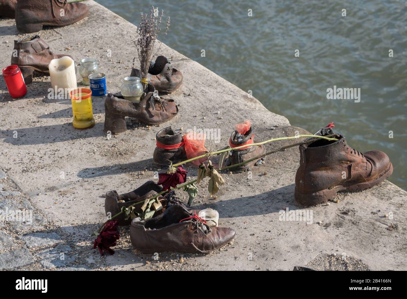 Ungheria, Budapest. Il Shoes on the Danube Bank è un monumento commemorativo a Budapest, Ungheria. Ideato dal regista Can Togay, lo creò sulla ba Est Foto Stock