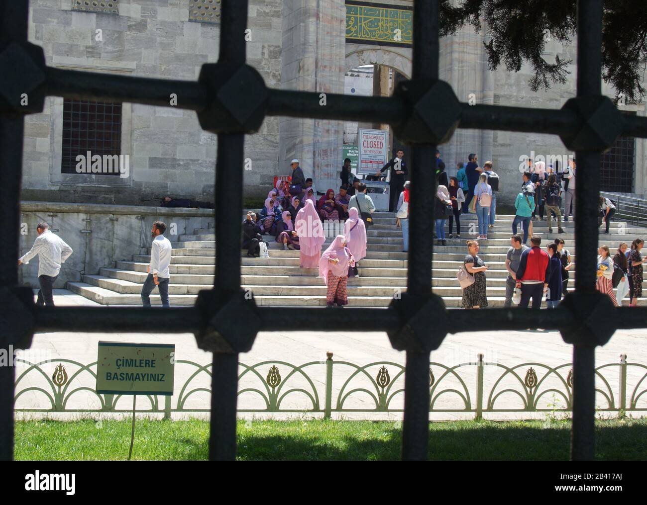 Turisti all'ingresso della Moschea Blu Foto Stock