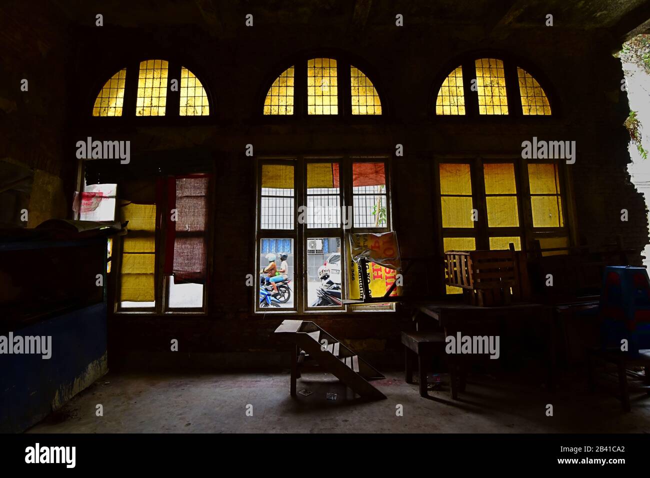 Edificio abbandonato con architettura classica europea nel vecchio quartiere di Semarang, Giava Centrale, Indonesia. Foto Stock