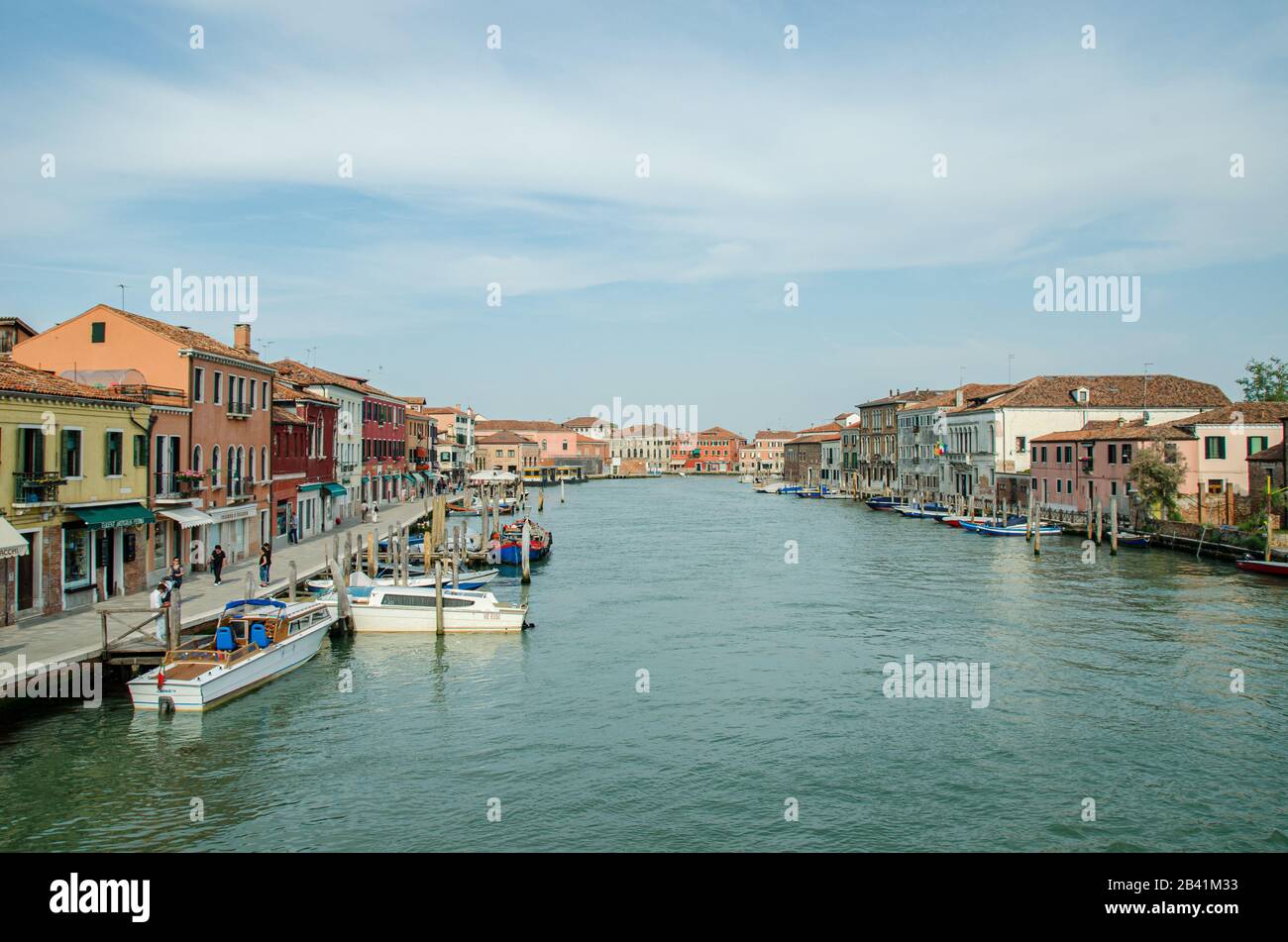 Venezia, Italia 18 maggio 2015: Vista dei bellissimi canali e delle barche ormeggiate lungo le passerelle di Venezia Foto Stock