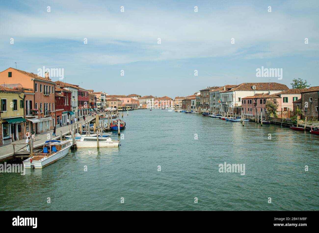 Venezia, Italia 18 maggio 2015: Vista dei bellissimi canali e delle barche ormeggiate lungo le passerelle di Venezia Foto Stock