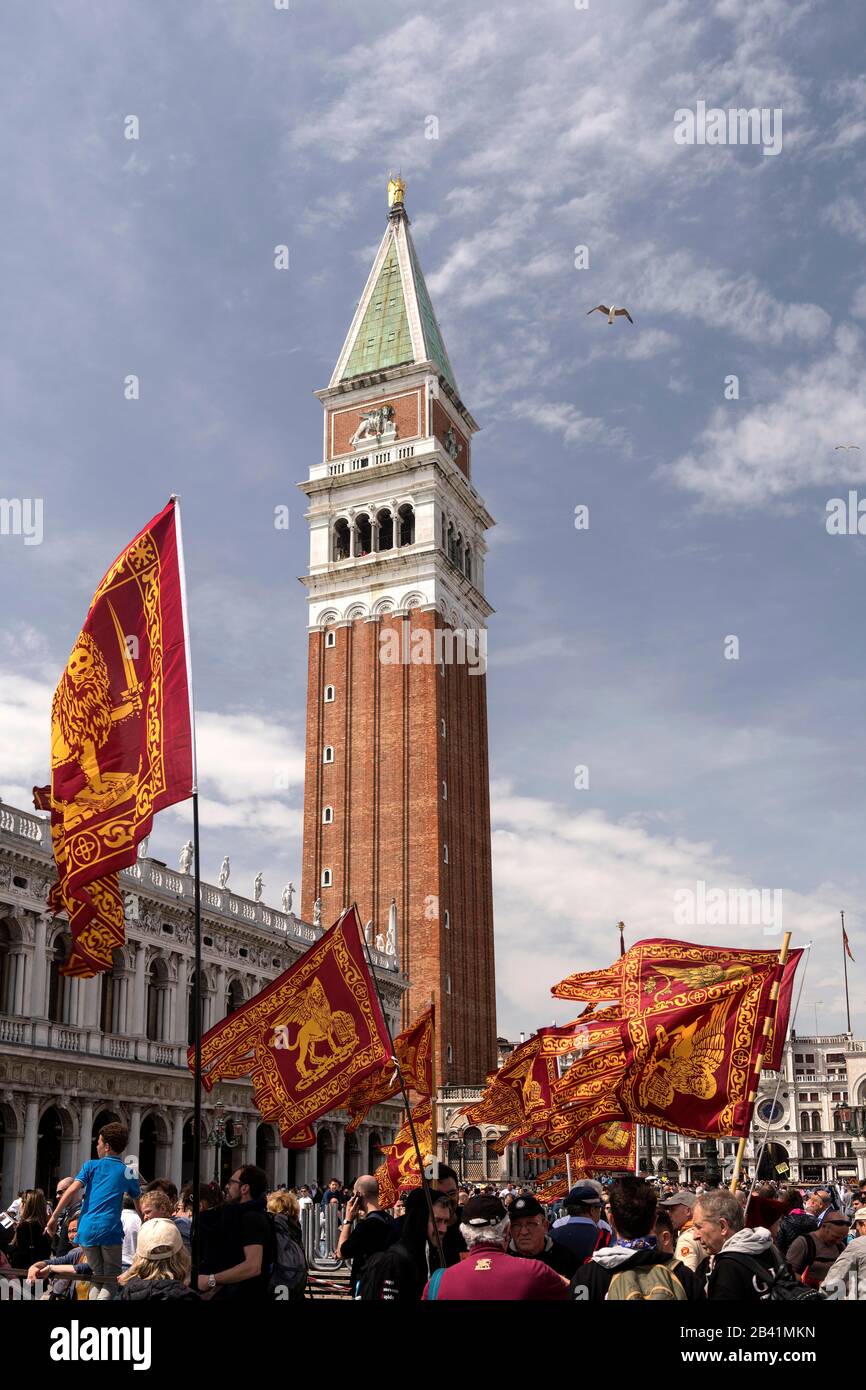 Bandiere veneziane di fronte al Campanile in Piazza San Marco, Venezia, Veneto, Italia Foto Stock