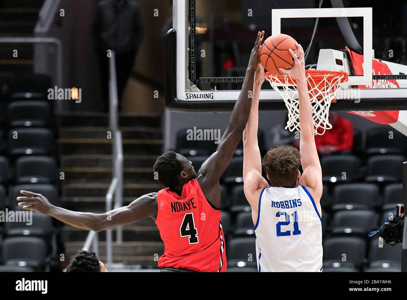 Mar 05, 2020: Illinois Stato Redbirds avanti Abdou Ndiaye (4) blocca il colpo di Drake Bulldogs avanti Liam Robbins (21) nel turno di apertura del Missouri Valley Conference Men's Tournament tra i Drake Bulldogs e Illinois state Redbirds. Si tiene presso il Centro Enterprise di St. Louis, MO Richard Ulreich/CSM Foto Stock