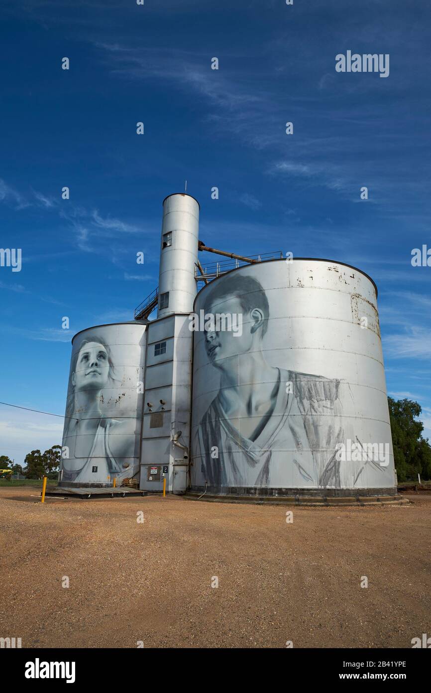 Murale del sentiero dell'arte del silo, dipinto dall'artista russo Julia Volchkova. Raffigura i giovani locali. A Rupanyup, Victoria, Australia. Foto Stock