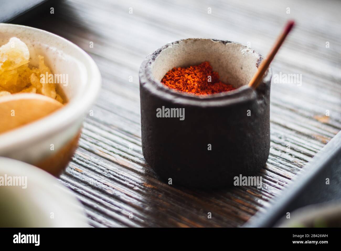 Chili in polvere in un contenitore carino Foto Stock