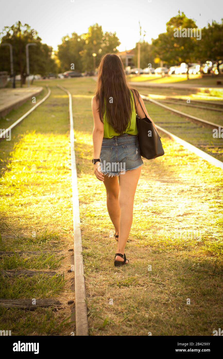 Donna ritratto all'aperto con camicia verde in estate Foto Stock