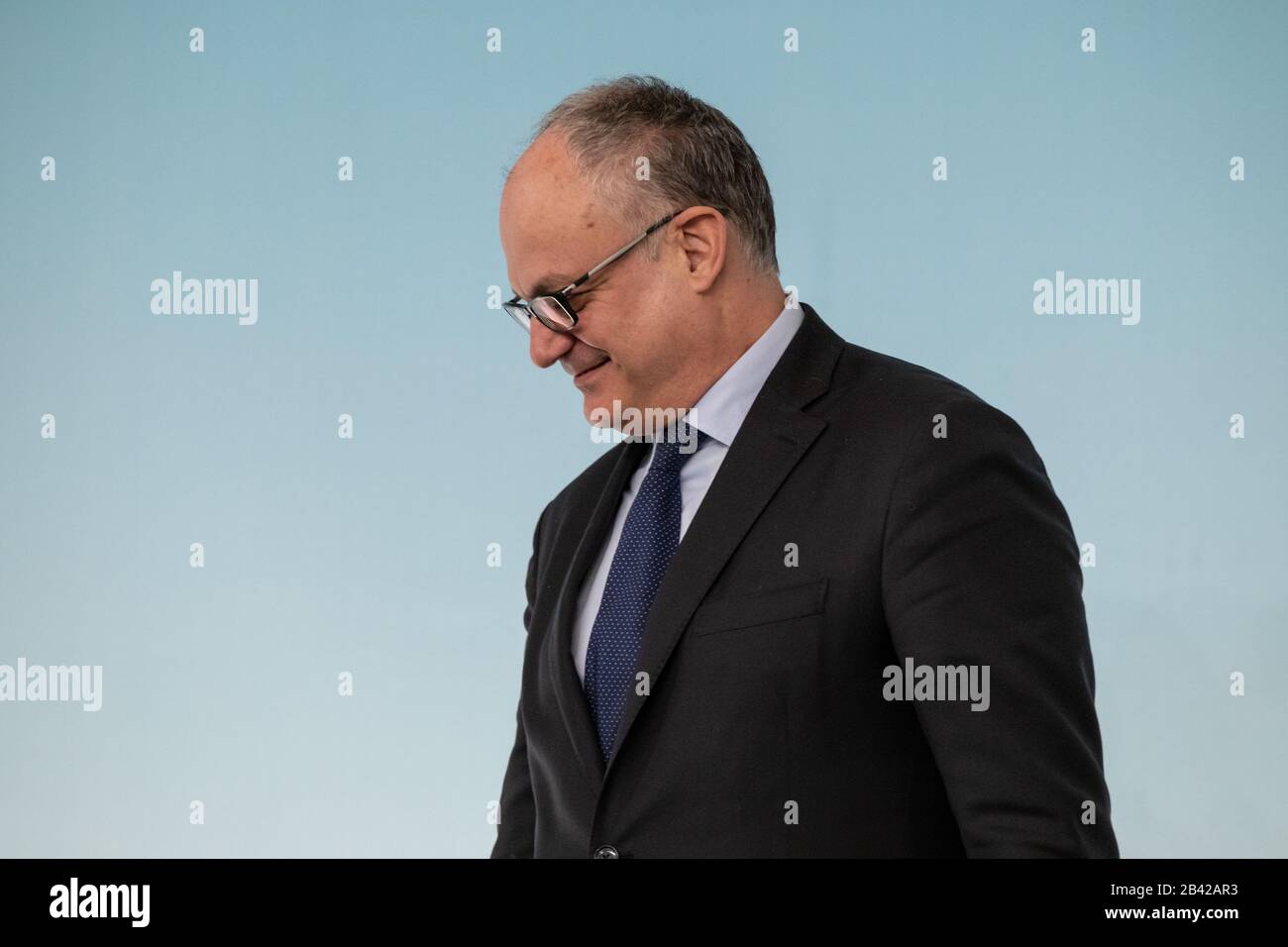 Ministro dell'Economia e delle Finanze, Roberto Gualtieri interviene durante una conferenza stampa a Palazzo Chigi dopo la riunione del Consiglio dei Ministri. Foto Stock