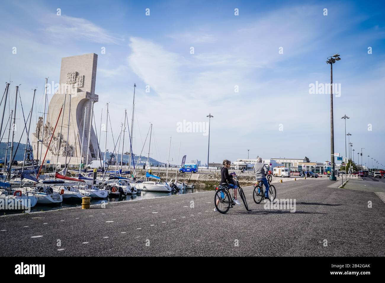 Persone in bicicletta e in bicicletta lungo la costa a Belem, Lisbona, Portogallo Foto Stock