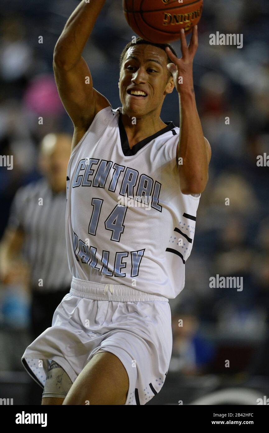 Tacoma, Washington, Stati Uniti. 5th Mar, 2020. Jayce SIMMONS (14) di Central Vallery HS guida lungo la corsia come Central Valley HS di Spokane e Skyview HS di Vancouver WA giocare nella classe 4A quarterfinal matchup nei campionati di pallacanestro dello Stato di Washington al Tacoma Dome di Tacoma, WA. Credito: Jeff Halstead/Zuma Wire/Alamy Live News Foto Stock