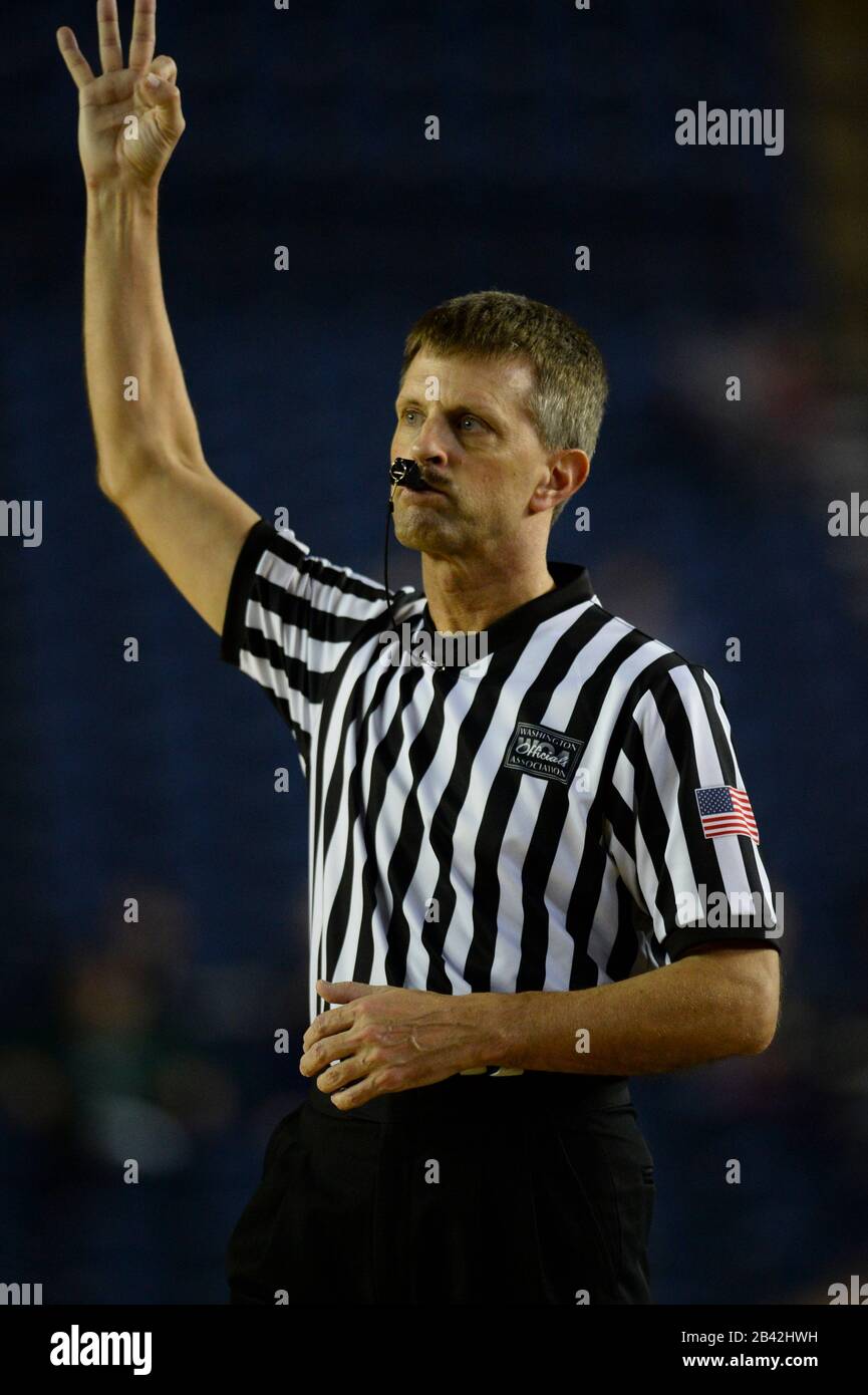 Tacoma, Washington, Stati Uniti. 5th Mar, 2020. L'arbitro BRIAN STREGE di Bremerton, WA lavora un gioco di pallacanestro dei ragazzi WIAA come Central Valley HS di Spokane e Skyview HS di Vancouver WA giocano nel match di classe 4A quarterfinal nei campionati di pallacanestro dello Stato di Washington al Tacoma Dome di Tacoma, WA. Credito: Jeff Halstead/Zuma Wire/Alamy Live News Foto Stock