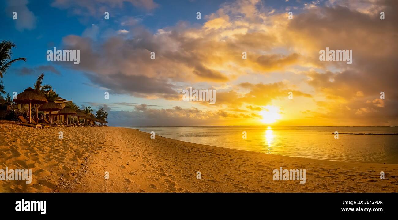 Luce fantastica al tramonto a Mauritius, le Morne su una spiaggia con palme vicino all'oceano. Foto Stock