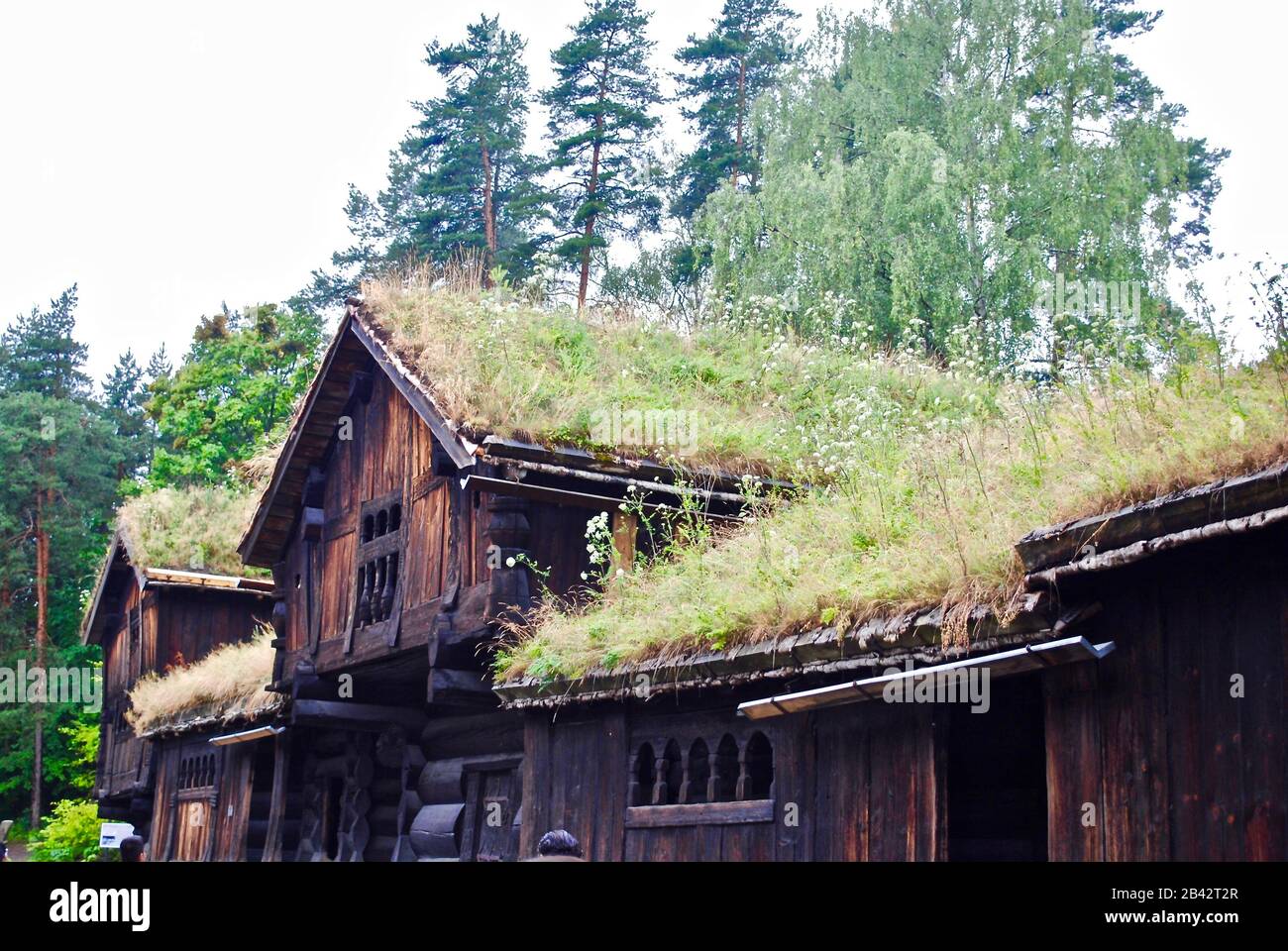 Storehouse e fattoria al Norsk Folkemuseum (Museo Folk) di Oslo, Norvegia, un museo all'aperto con 160 edifici storici. Foto Stock