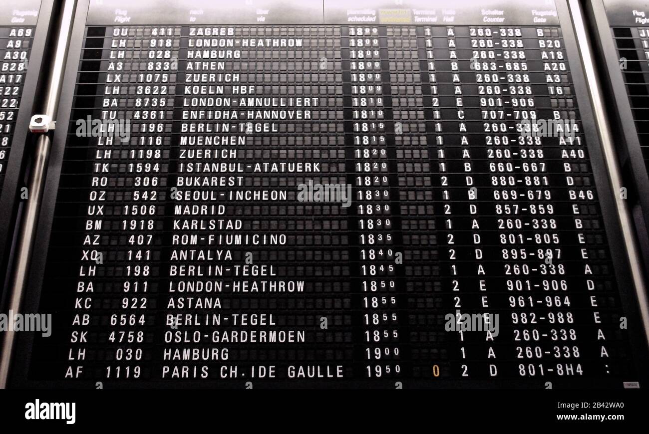 La scheda informativa retrò dell'aeroporto internazionale di Francoforte in Germania visualizza le informazioni sulle partenze per la maggior parte delle città europee. Foto Stock