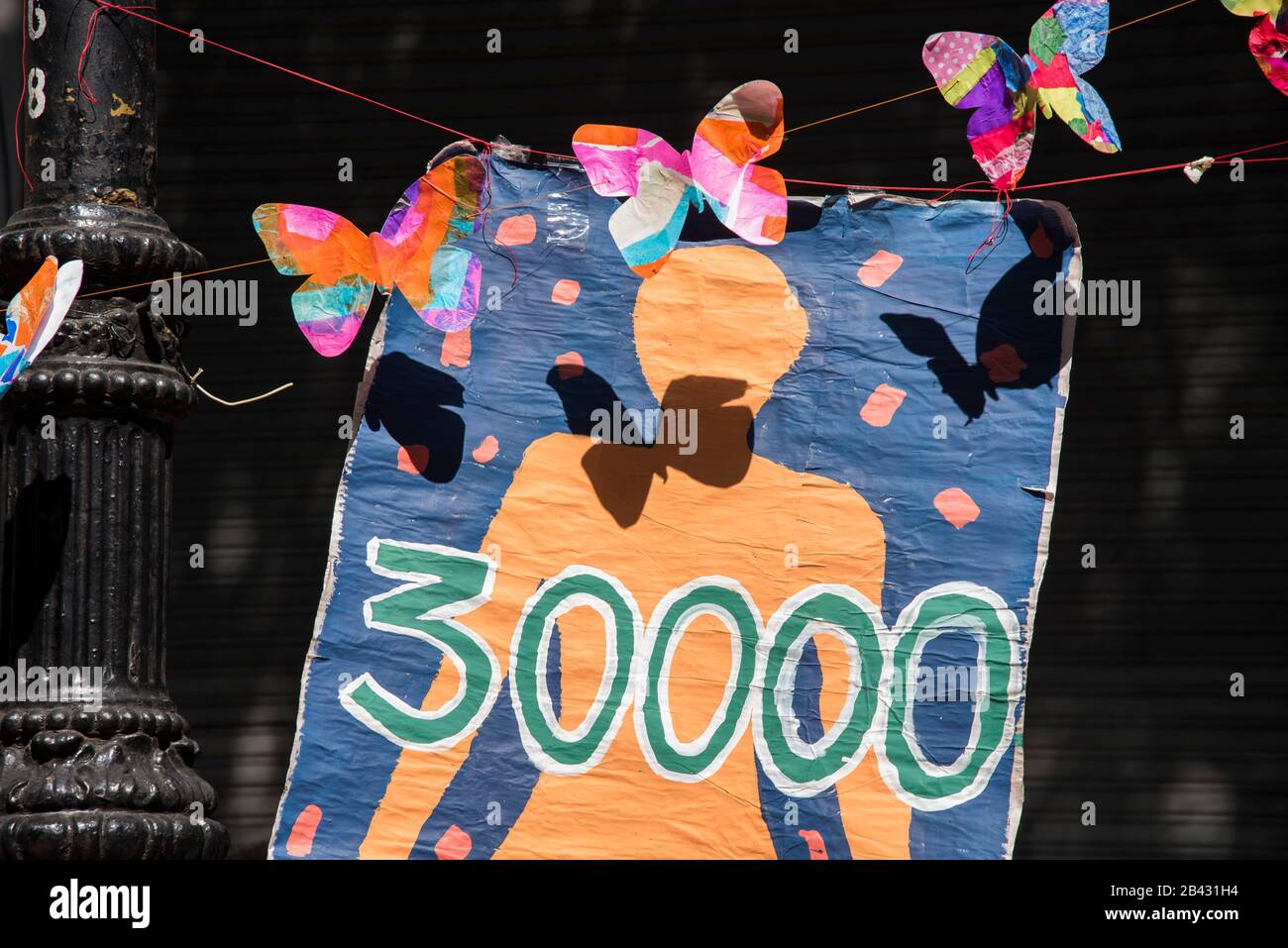 Buenos Aires / Argentina; 24 marzo 2017: Giornata nazionale della memoria per la verità e la giustizia; silhouette che rappresenta i 30000 detenuti - scomparso Foto Stock