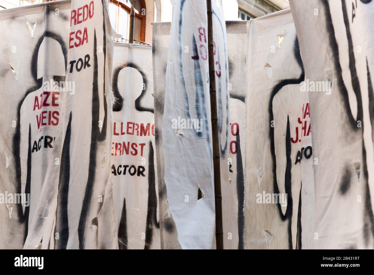 Caba, Buenos Aires / Argentina; 24 marzo 2017: Giornata nazionale della memoria per la verità e la giustizia; sagome, omaggio ai 30000 detenuti - disappesa Foto Stock