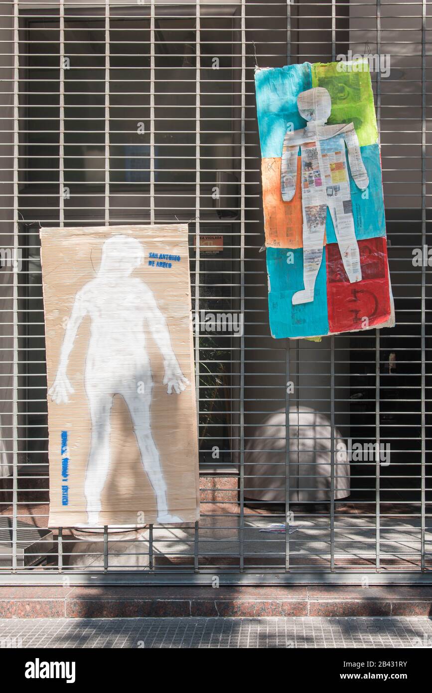 Caba, Buenos Aires / Argentina; 24 marzo 2017: Giornata nazionale della memoria per la verità e la giustizia; sagome, omaggio ai 30000 detenuti - disappesa Foto Stock