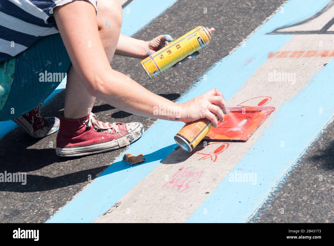 Caba, Buenos Aires / Argentina; 24 marzo 2017: Giornata nazionale della memoria per la verità e la giustizia; qualcuno pittura, sull'asfalto, sciarpe, importan Foto Stock