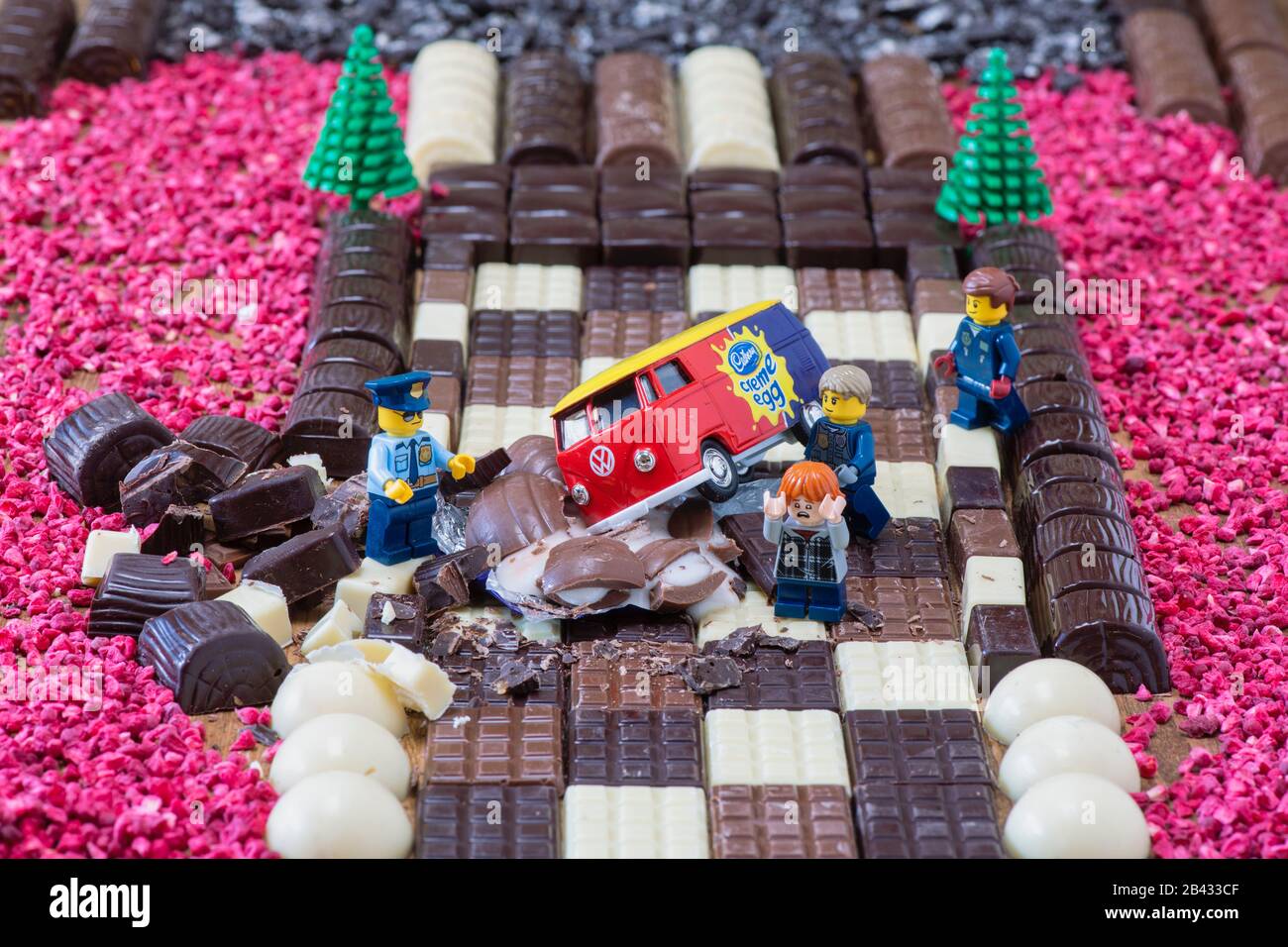 LEGO uomo e cioccolato creme uovo crash scena Foto Stock
