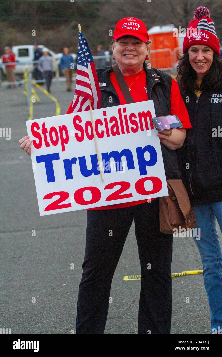 Sostenitori esterni al rally di Donald Trump al Bojangles Coliseum il 2 marzo 2020 a Charlotte, North Carolina. Foto Stock