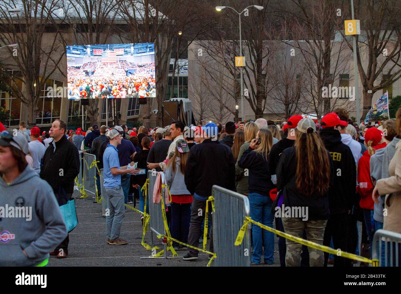 Sostenitori esterni al rally di Donald Trump al Bojangles Coliseum il 2 marzo 2020 a Charlotte, North Carolina. Foto Stock