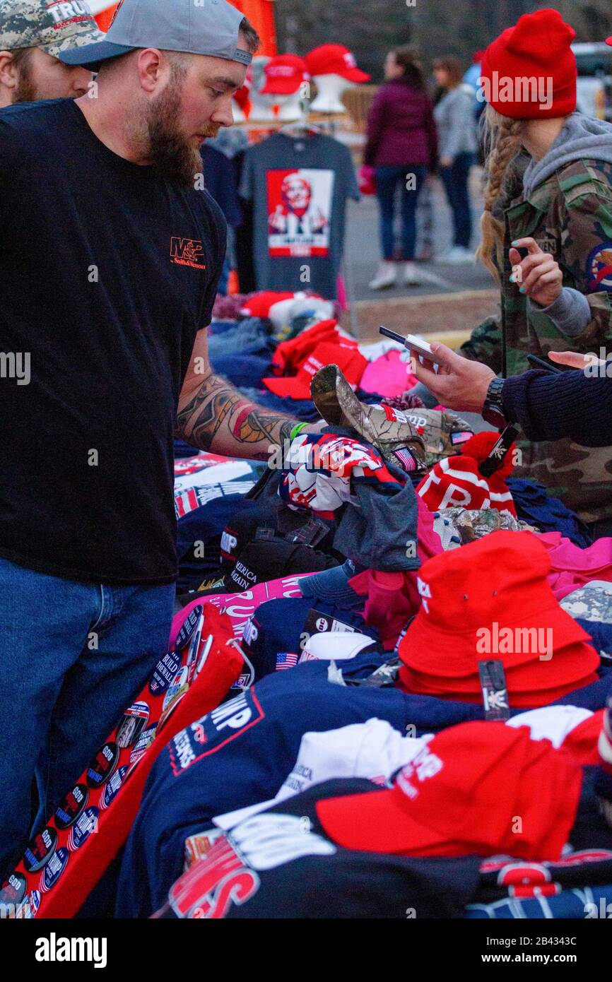 Sostenitori esterni al rally di Donald Trump al Bojangles Coliseum il 2 marzo 2020 a Charlotte, North Carolina. Foto Stock