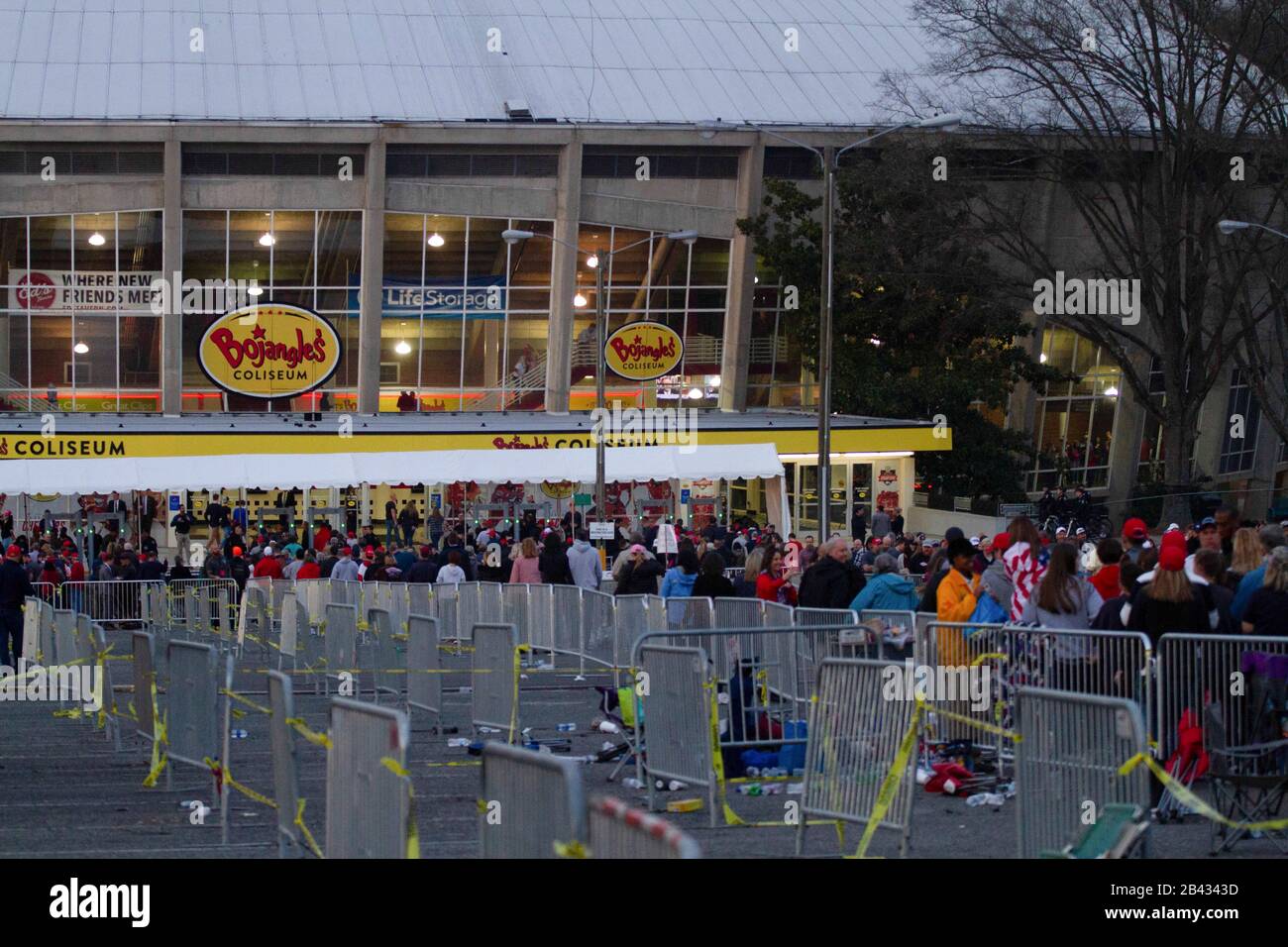 Sostenitori esterni al rally di Donald Trump al Bojangles Coliseum il 2 marzo 2020 a Charlotte, North Carolina. Foto Stock