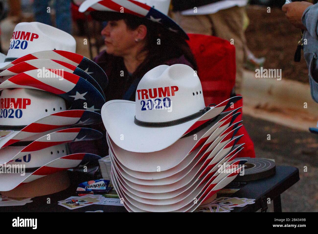 Sostenitori esterni al rally di Donald Trump al Bojangles Coliseum il 2 marzo 2020 a Charlotte, North Carolina. Foto Stock