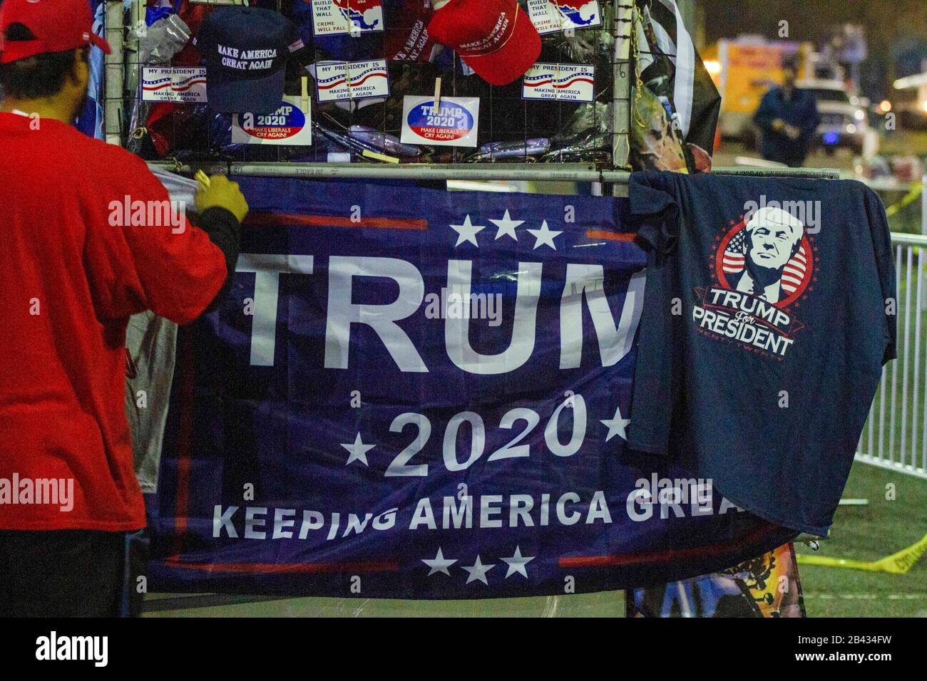 Sostenitori esterni al rally di Donald Trump al Bojangles Coliseum il 2 marzo 2020 a Charlotte, North Carolina. Foto Stock