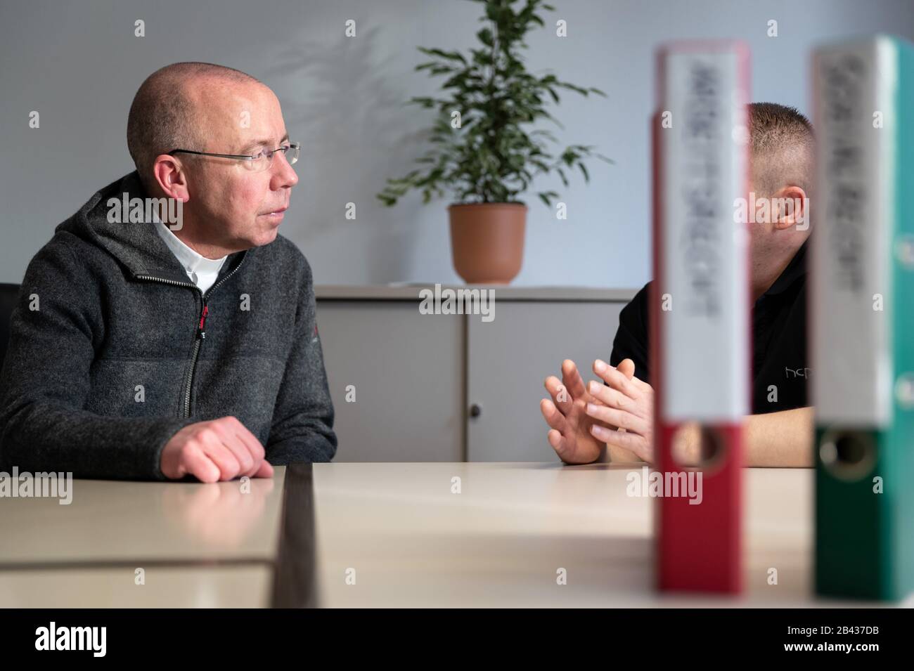 Lengerich, Germania. 04th Mar, 2020. Illustrazione - il Pastore sociale Peter Kossen (l) dell'associazione 'Aktion Würde und Gerechtigkeit' (Action Dignity and Justice) parla a un uomo in una situazione posta che soffre di difficili condizioni di lavoro. Kossen consiglia i lavoratori migranti dell'Europa orientale e sudorientale. Credit: Friso Gentsch/Dpa/Alamy Live News Foto Stock