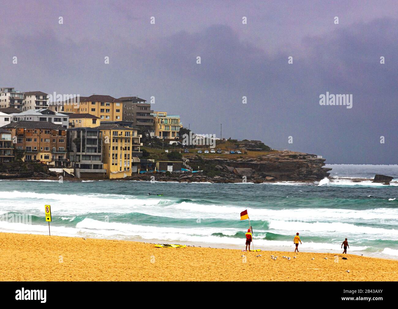 Guardia di vita in servizio durante le tempeste alla famosa Bondi Beach a Sydney, Australia, durante le restrizioni governative sulle uscite pubbliche durante Covic 19 Foto Stock