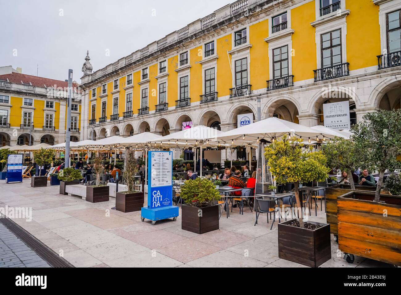 Bar e ristorante all'aperto nella piazza commerciale di Lisbona, Portogallo Foto Stock