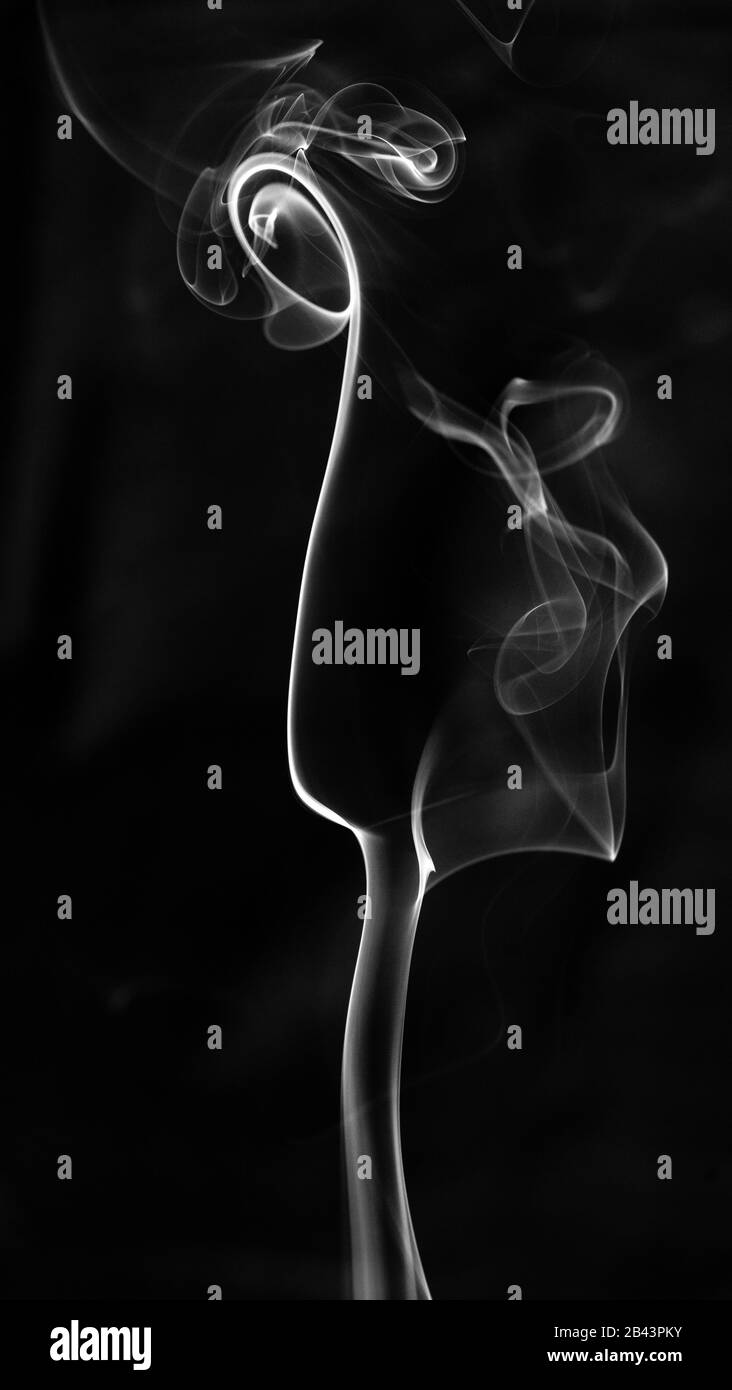 Fumo di incenso sparato contro uno sfondo nero Foto Stock