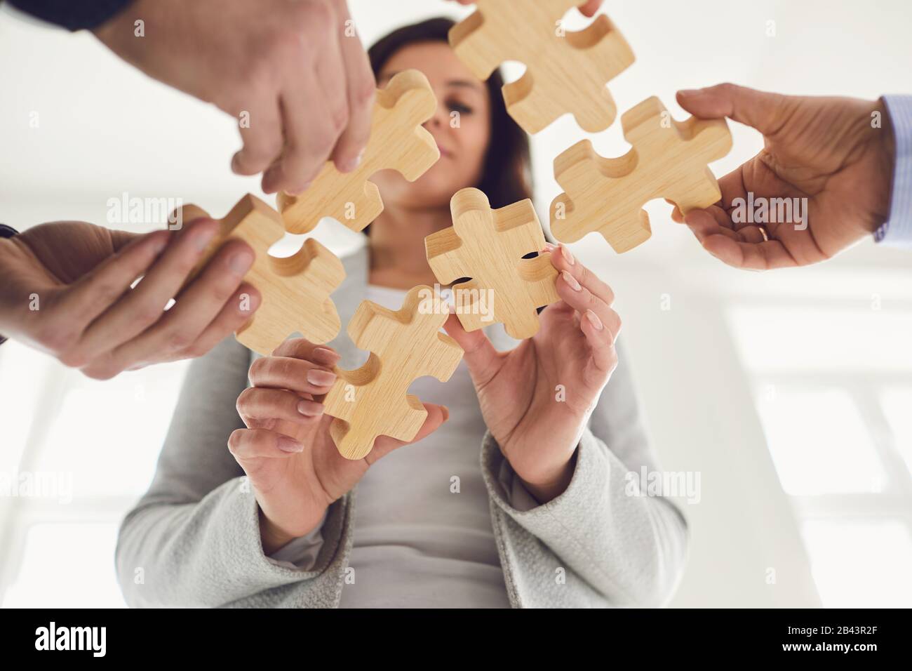 La gente di affari senza volto che mette insieme l'idea dei puzzle Foto Stock