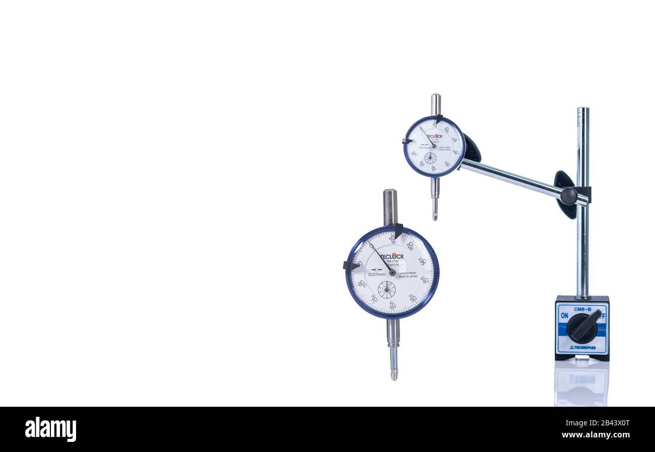 Chonburi, TAILANDIA - 1 MARZO 2020 : comparatore isolato su sfondo bianco. Comparatore standard. Indicatore a quadrante. Apparecchiatura di misurazione. Strumento di misurazione Foto Stock