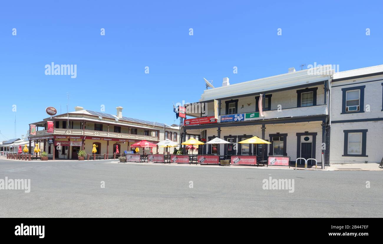 Il Terminus Hotel e il Commercial Hotel di Morgan sono edifici storici sulla Railway Terrace, è stato costruito intorno al 1878. Australia Meridionale, SA, Australia Foto Stock
