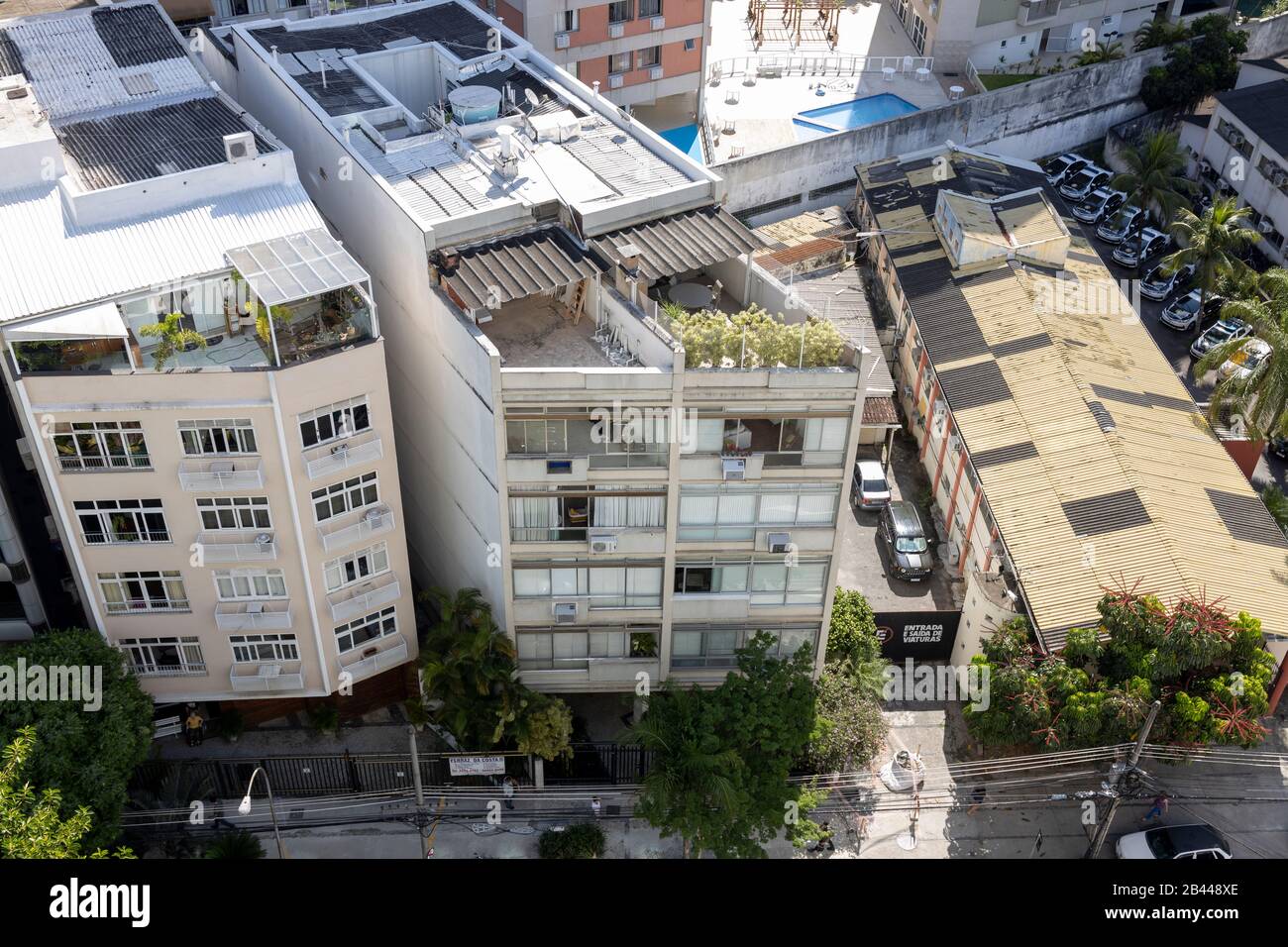 Strade e tetti visti da un punto panoramico nel quartiere di Leblon con edifici residenziali e veicoli di polizia parcheggiati dall'altro lato Foto Stock