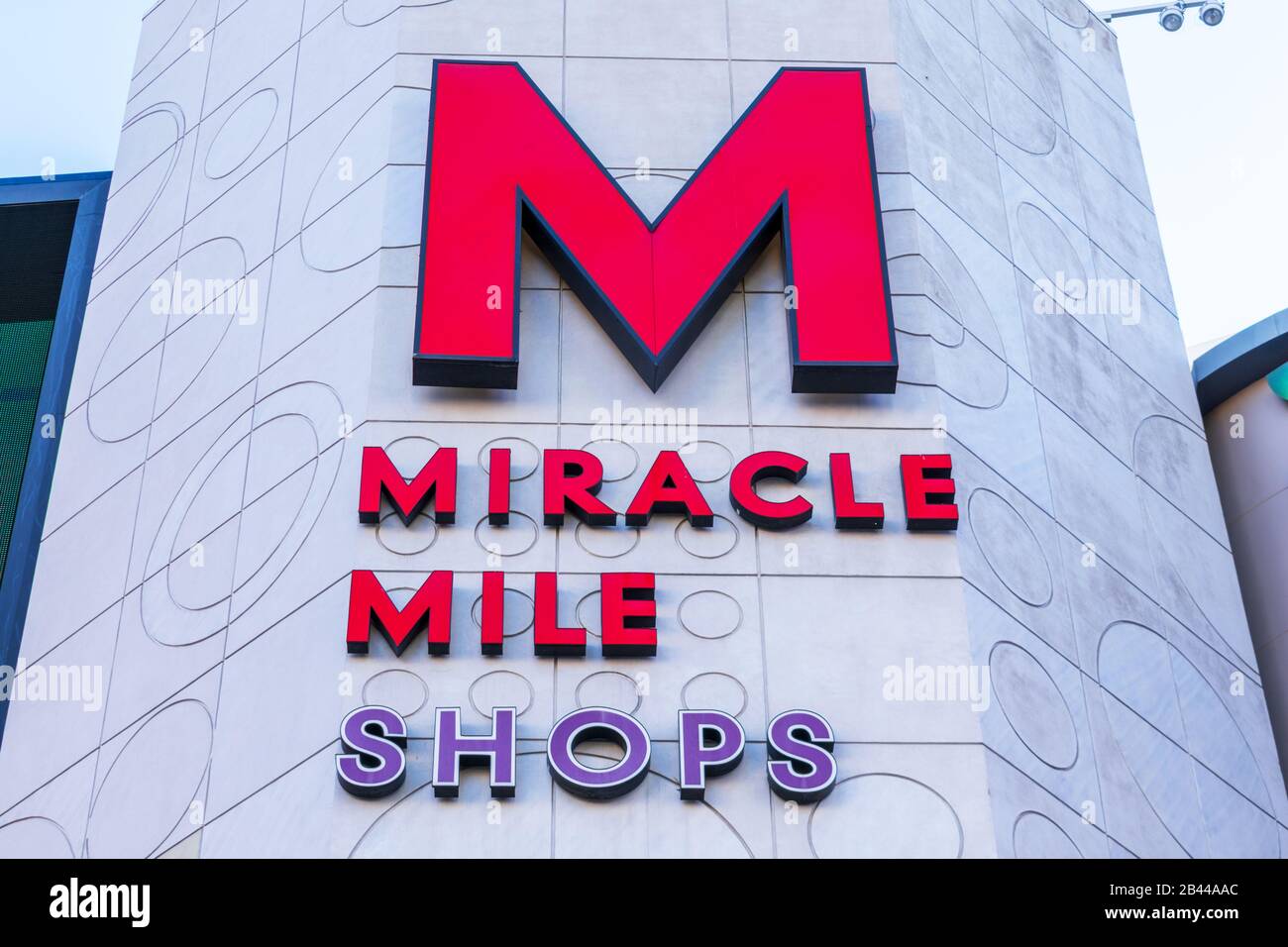 Miracle Mile Shops firmano all'ingresso principale del centro commerciale chiuso lungo 1,2 miglia sulla Strip - Las Vegas, Nevada, USA - 2020 Foto Stock