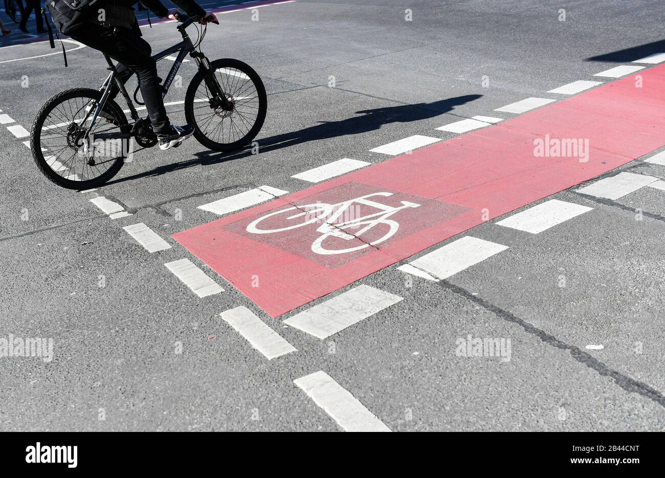 Berlino, Germania. 05th Mar, 2020. Un ciclista corre su una strada accanto ad un percorso ciclabile contrassegnato in rosso. Credito: Jens Kalaene/dpa-Zentralbild/ZB/dpa/Alamy Live News Foto Stock