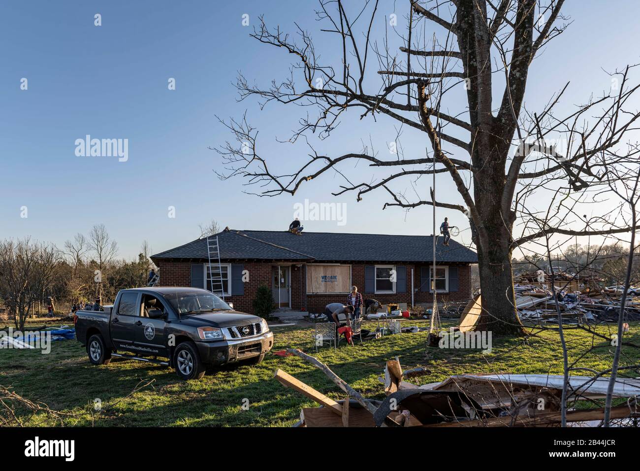 Nashville, Tennessee, Stati Uniti. 5th Mar, 2020. La ricostruzione è in corso a East Nashville, TN come una casa è coperta il 5th marzo 2020, appena giorni dopo un mortale tornado spazzato attraverso la zona. Credito: Lisseth Norton/Zuma Wire/Alamy Live News Foto Stock