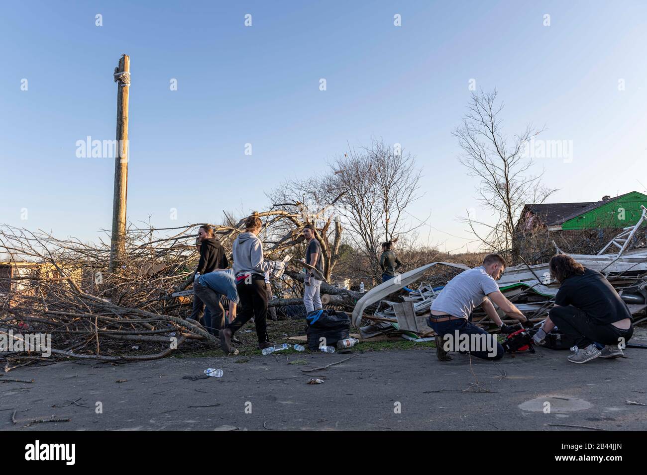 Nashville, Tennessee, Stati Uniti. 5th Mar, 2020. Volontarii a East Nashville, Tennessee, lavorano per tagliare alberi caduti e ripulire i detriti causati dal mortale tornado del 3rd marzo 2020. Credito: Lisseth Norton/Zuma Wire/Alamy Live News Foto Stock